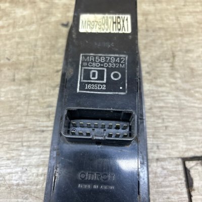 Кнопка стеклоподъемника Mitsubishi Lancer 2005 седан 4дв. 4G13 - изображение 6