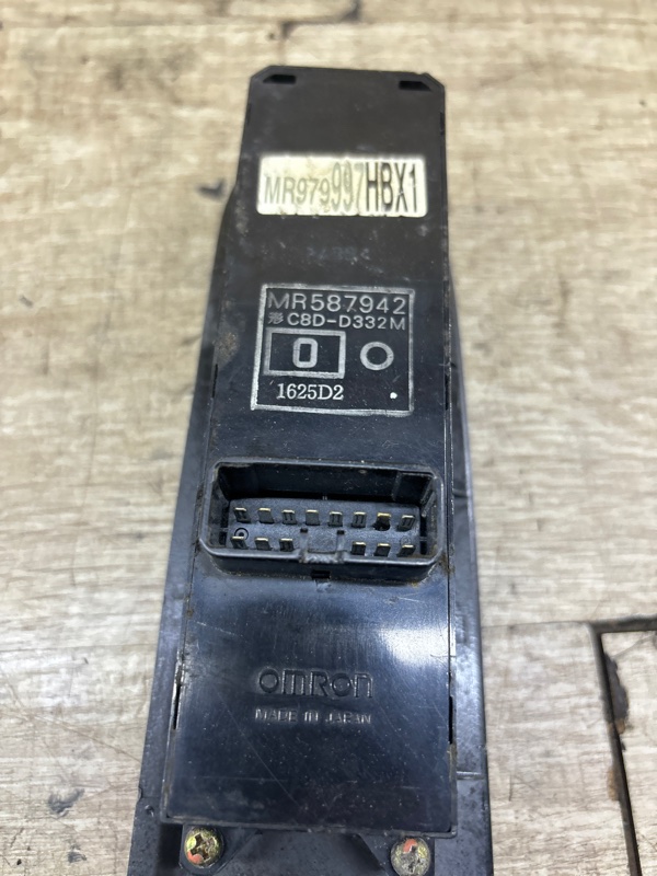 Кнопка стеклоподъемника Mitsubishi Lancer 2005 седан 4дв. 4G13