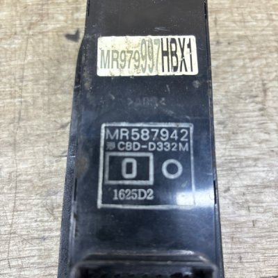 Кнопка стеклоподъемника Mitsubishi Lancer 2005 седан 4дв. 4G13 - изображение 11