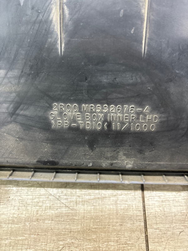 Бардачок Mitsubishi Lancer 2005 седан 4дв. 4G13