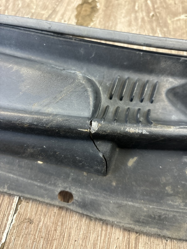 Водосток/жабо Hyundai Elantra 2004 седан 4дв. G4ED-G Лев.