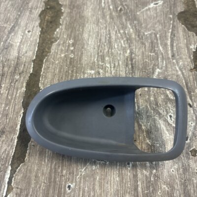 Накладка на ручку двери внутреннюю Hyundai Elantra 2004 седан 4дв. G4ED-G Задн. Прав. - изображение 1