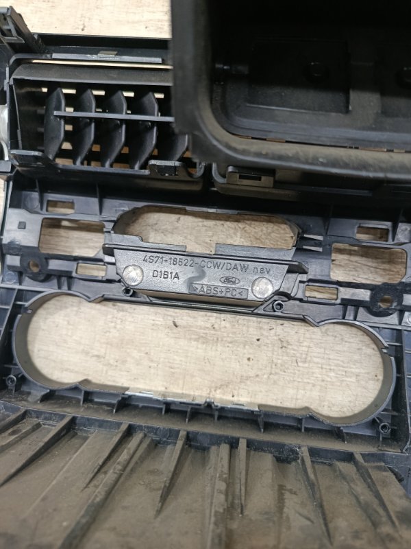 Центральная консоль Ford Mondeo 2006 седан 4дв. CJBA