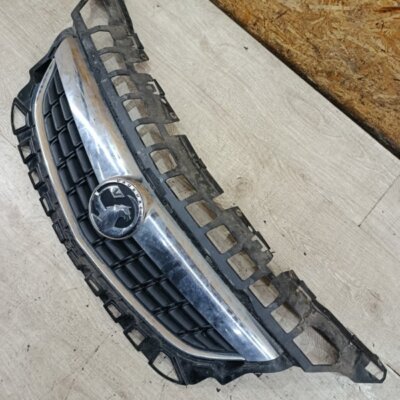 Решетка бампера Opel Astra J 2010 хетчбэк 5дв. A16LET 1.6 Перед. - изображение 1
