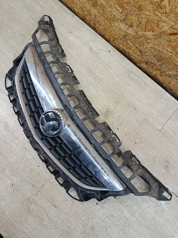 Решетка бампера Opel Astra J 2010 хетчбэк 5дв. A16LET 1.6 Перед.