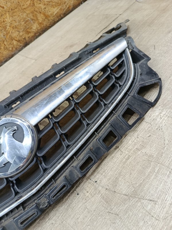 Решетка бампера Opel Astra J 2010 хетчбэк 5дв. A16LET 1.6 Перед.