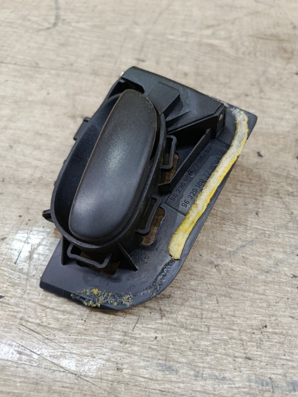 Ручка двери Peugeot 206 2007 седан 4дв. NFU (TU5JP4) Перед. Прав.