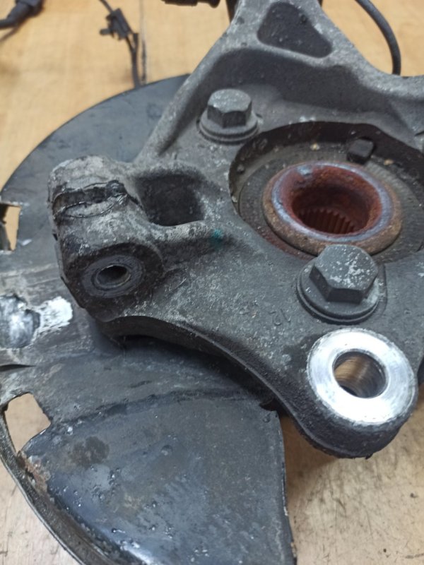 Поворотный кулак Opel Astra J 2009-2015 Перед. Лев.
