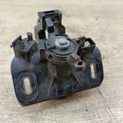 Кнопка открывания багажника Opel Vectra B 2000 седан 4дв. X16XEL 1.6 - изображение 4