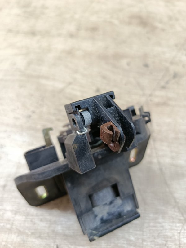 Кнопка открывания багажника Opel Vectra B 2000 седан 4дв. X16XEL 1.6