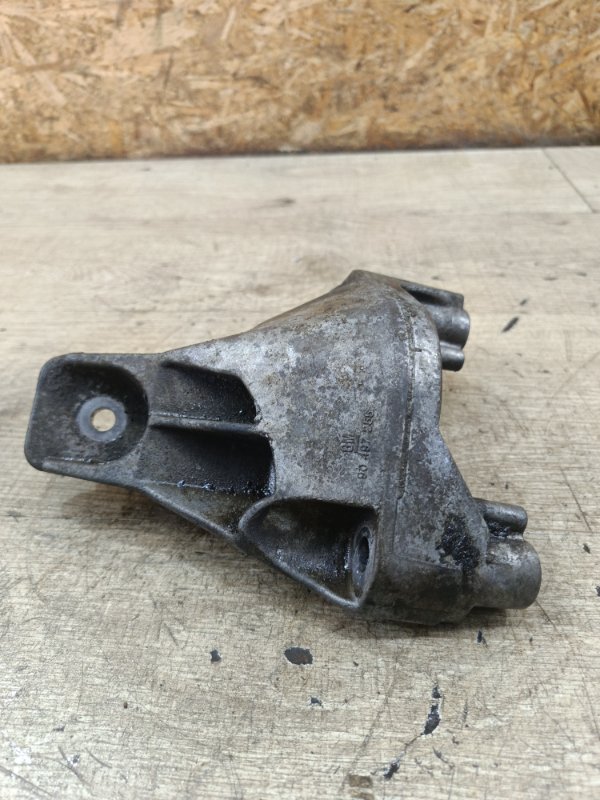 Кронштейн двигателя Opel Vectra B 2000 седан 4дв. X16XEL 1.6