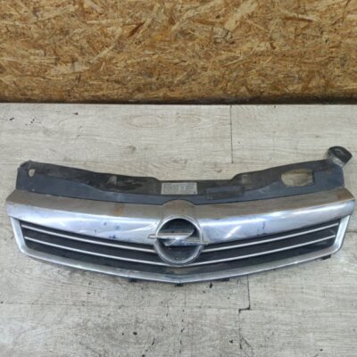 Решетка радиатора Opel Astra H 2010 седан 4дв. Z18XER 1.8 - изображение 1