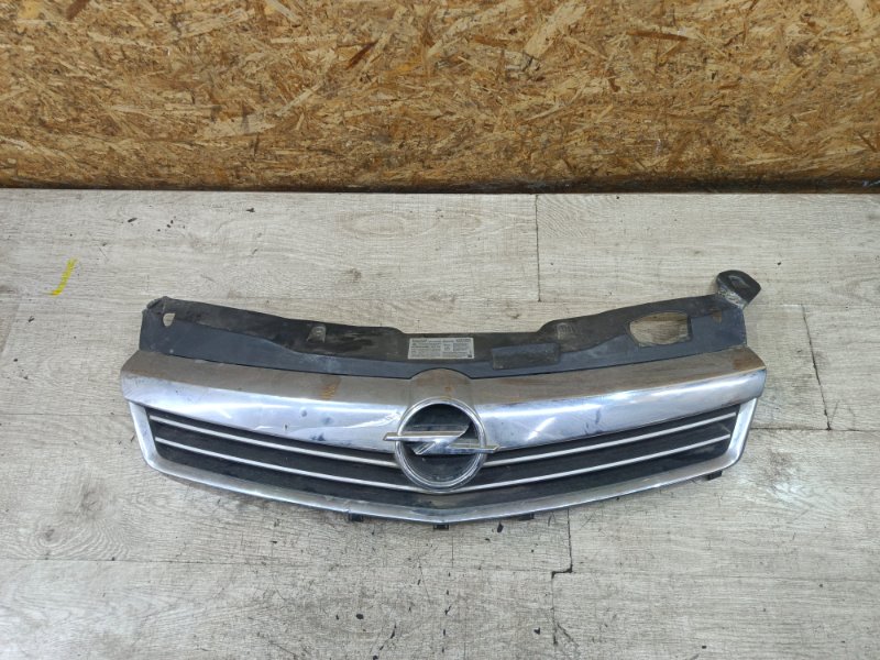 Решетка радиатора Opel Astra H 2010 седан 4дв. Z18XER 1.8
