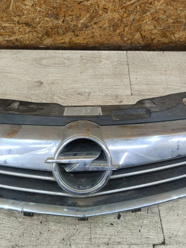 Решетка радиатора Opel Astra H 2010 седан 4дв. Z18XER 1.8