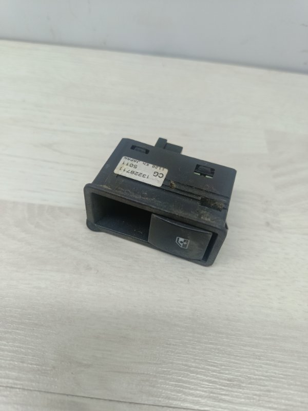 Кнопка стеклоподъемника Opel Astra H 2010 седан 4дв. Z18XER 1.8 Перед. Прав.