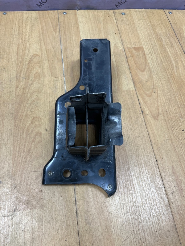 Кронштейн Opel Corsa D 2006-2010 Перед. Лев.