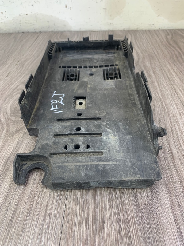 Полка аккумулятора Ford Mondeo 2000-2010